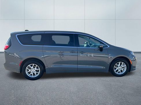 Used 2023 Chrysler Pacifica Touring-L image 8