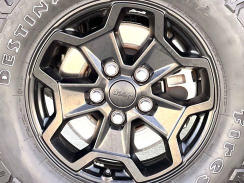 Used 2023 Jeep Wrangler Unlimited w/ Sun & Screen Package image 16