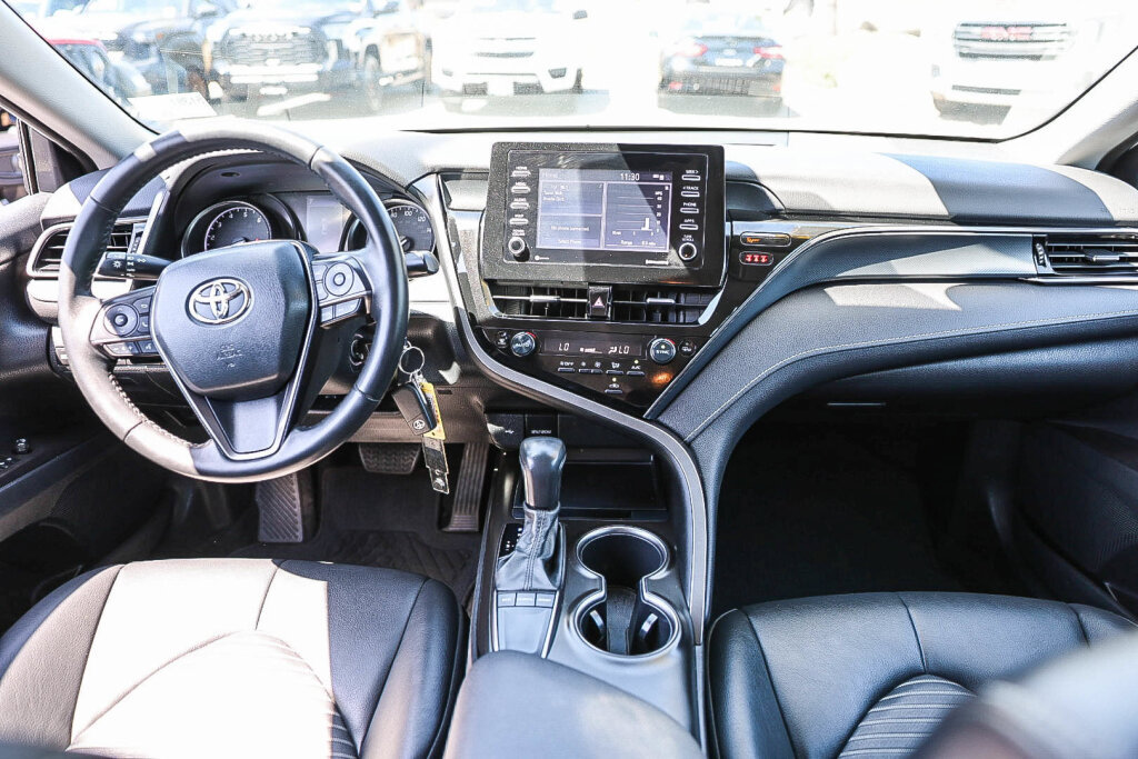 Used 2023 Toyota Camry SE FWD image 2
