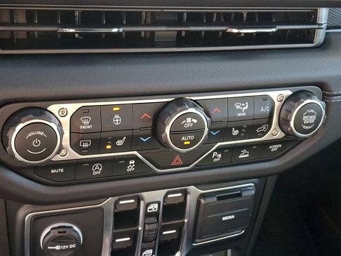 Used 2024 Jeep Wrangler Unlimited Rubicon w/ Safety Group image 15