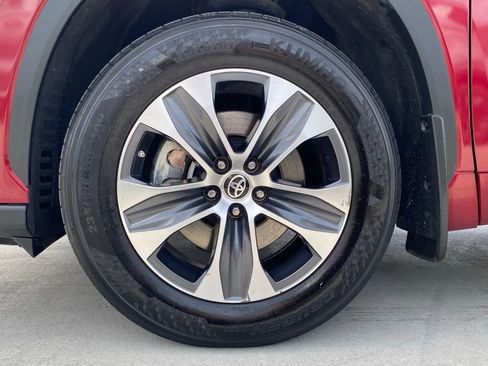Used 2022 Toyota Highlander XLE AWD/4WD image 11