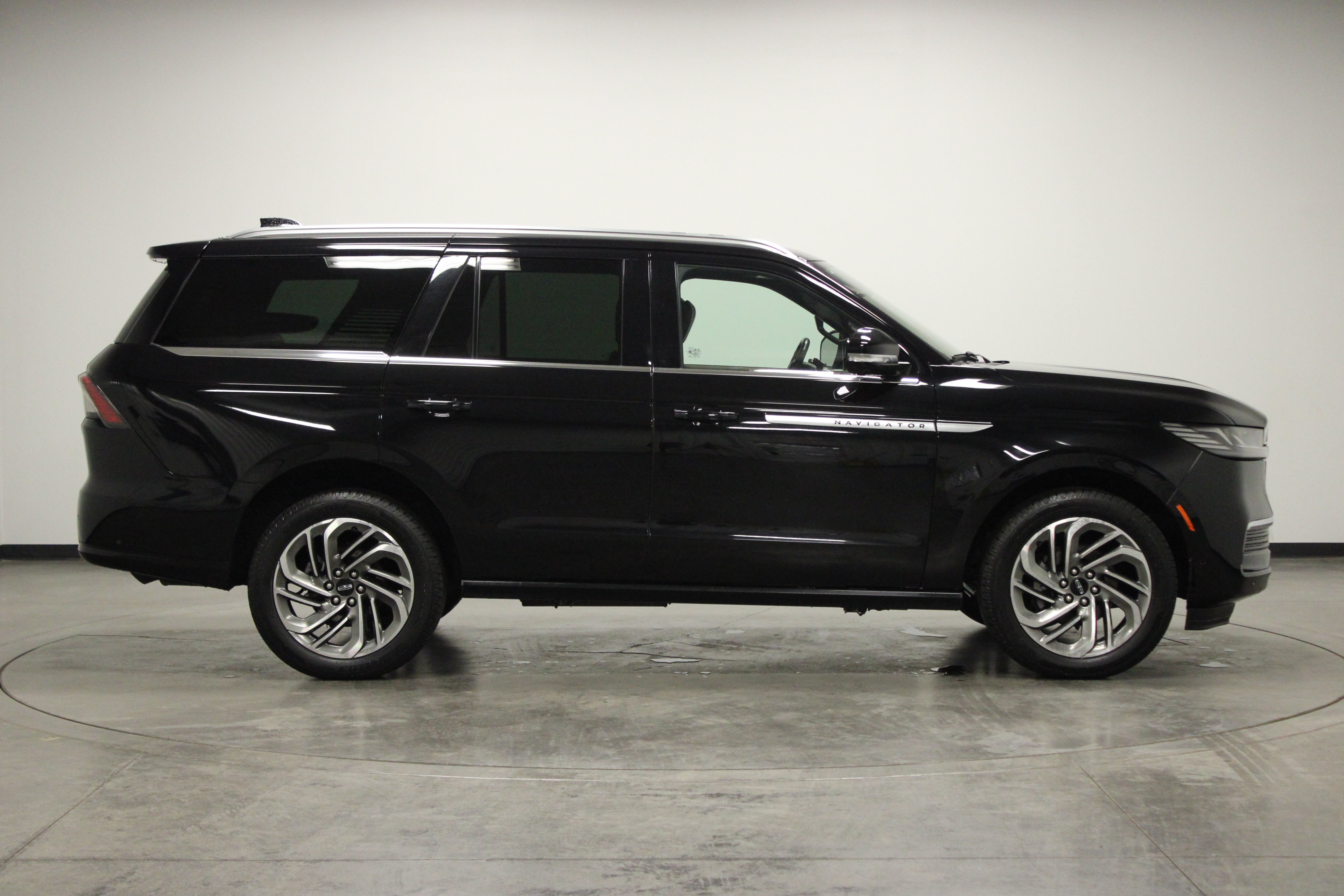 Used 2025 Lincoln Navigator Reserve AWD/4WD image 9