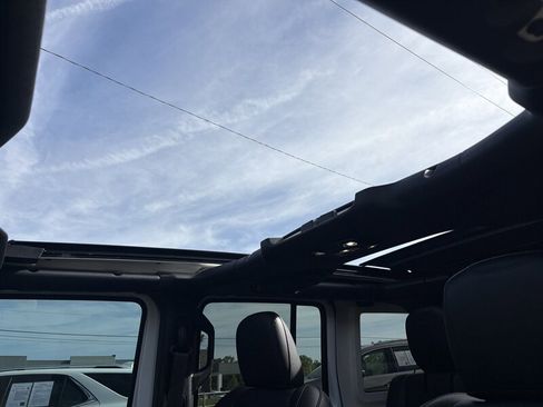 Used 2023 Jeep Wrangler Unlimited Sahara image 19