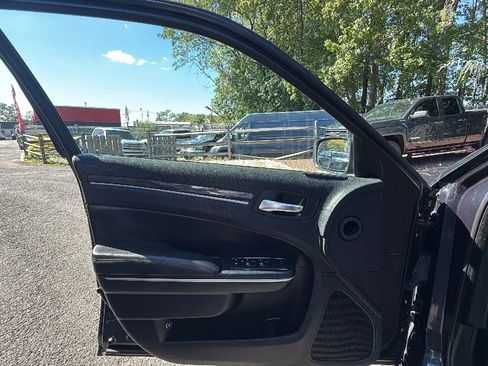 Used 2019 Chrysler 300 Touring w/ Sport Appearance Package image 9