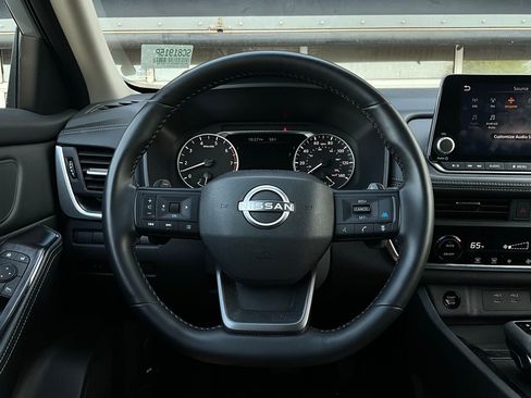 Used 2025 Nissan Rogue SV image 32