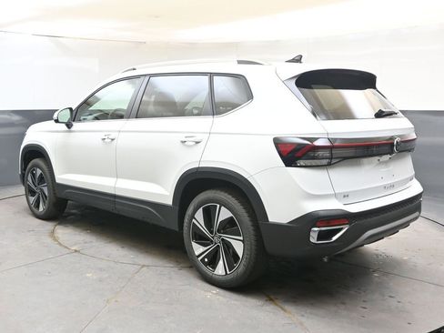 New 2026 Volkswagen Taos SE image 3
