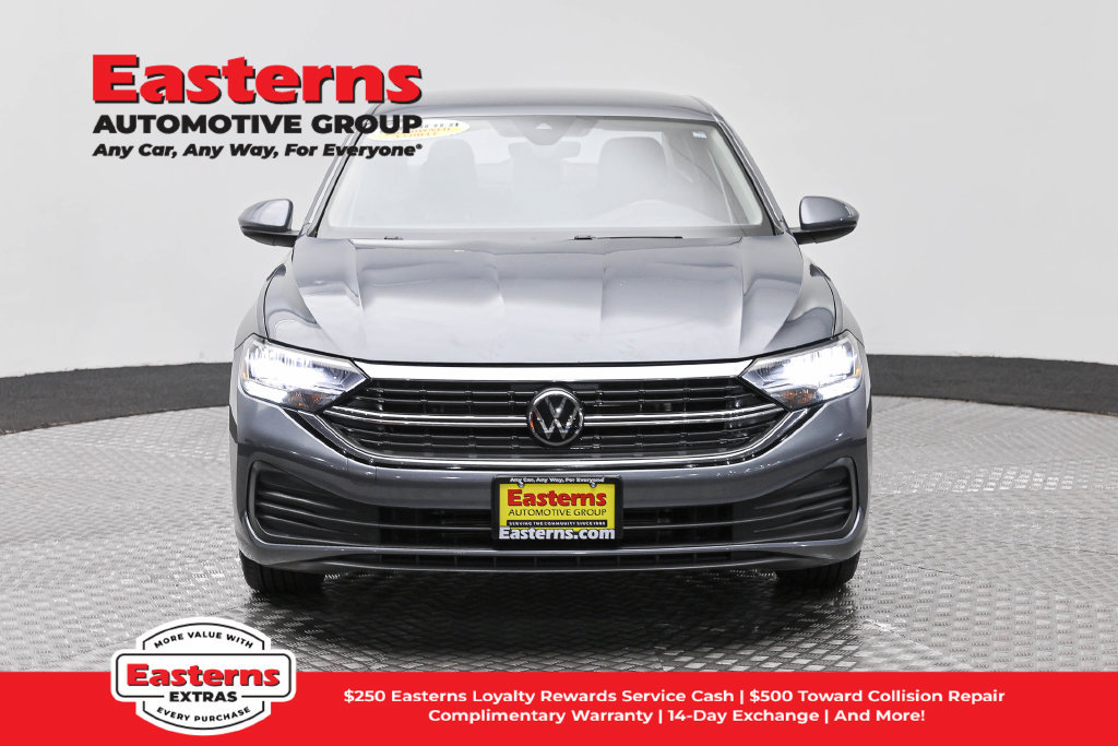 Used 2024 Volkswagen Jetta SE FWD image 3