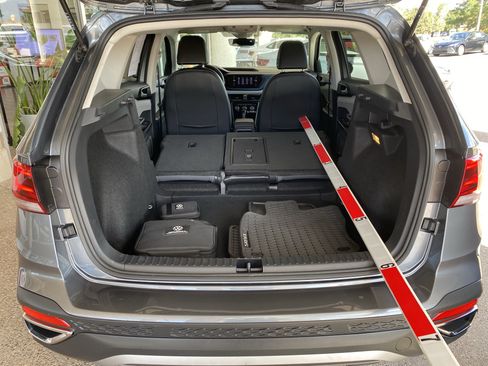 Certified 2023 Volkswagen Taos SE FWD image 18