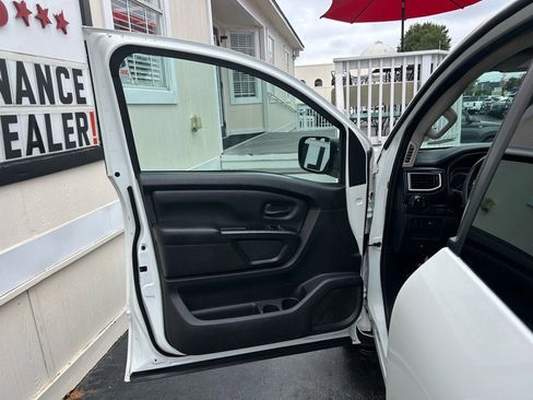 Used 2019 Nissan Titan S image 8