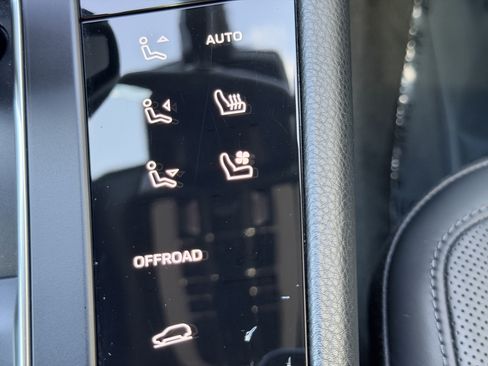 Certified 2024 Porsche Macan AWD/4WD image 28
