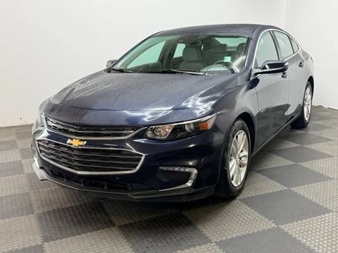 Used 2017 Chevrolet Malibu LT w/ Leather Package FWD image 5