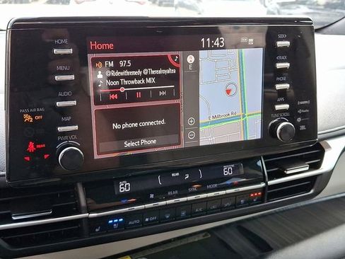 Used 2021 Toyota Sienna Limited image 22