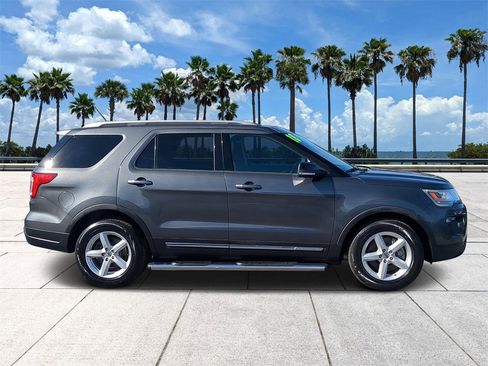 Used 2018 Ford Explorer XLT w/ Equipment Group 202A image 3