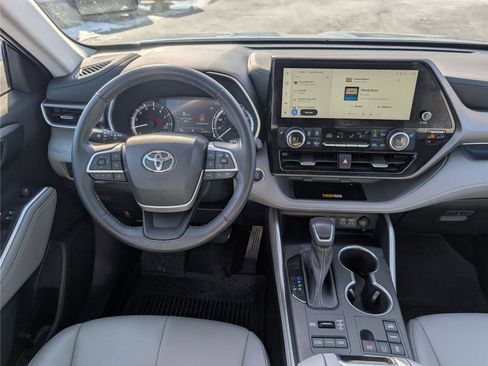 Used 2023 Toyota Highlander XLE image 18