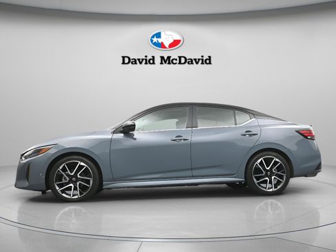 Used 2025 Nissan Sentra SR w/ SR Premium Package FWD image 31