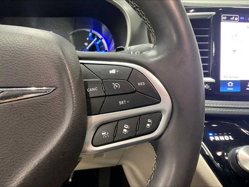 Used 2022 Chrysler Pacifica Touring-L FWD image 25