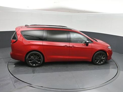 Used 2025 Chrysler Pacifica Limited FWD image 30