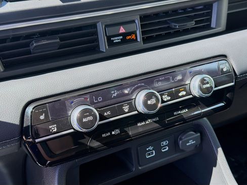 Used 2025 Honda Pilot EX-L image 14