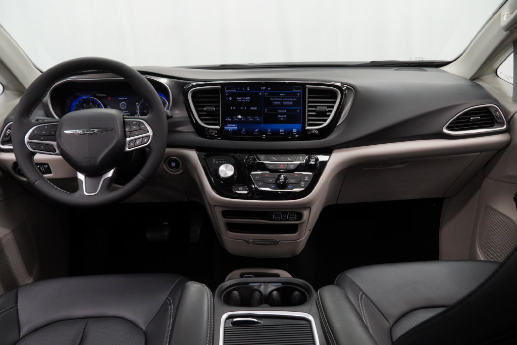 Certified 2024 Chrysler Pacifica Touring-L FWD image 3