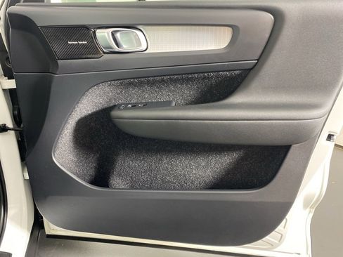 Used 2019 Volvo XC40 T5 Momentum image 32