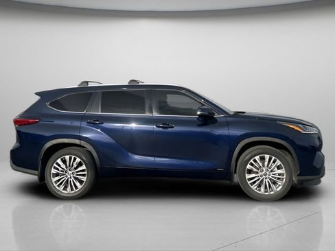 Used 2023 Toyota Highlander Platinum image 3