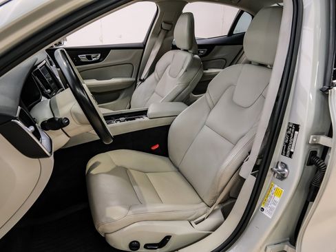 Used 2019 Volvo S60 T5 Momentum w/ Premium Package image 33