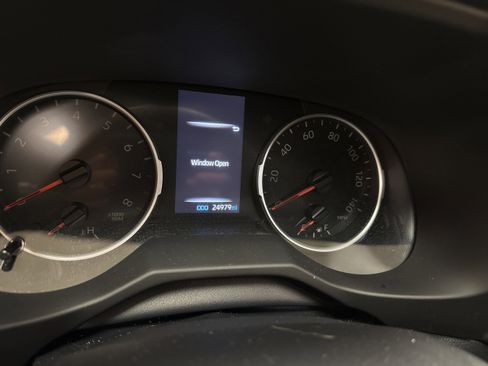 Used 2022 Toyota RAV4 XLE w/ Convenience Package image 5