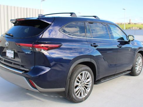 New 2026 Toyota Highlander Platinum AWD/4WD image 3