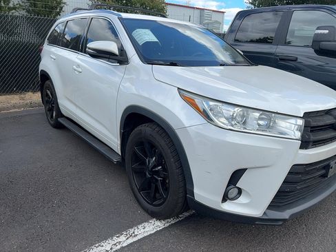 Used 2018 Toyota Highlander XLE AWD/4WD image 2