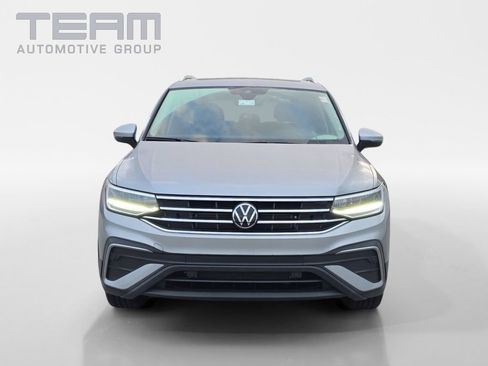 Used 2024 Volkswagen Tiguan SE FWD image 2