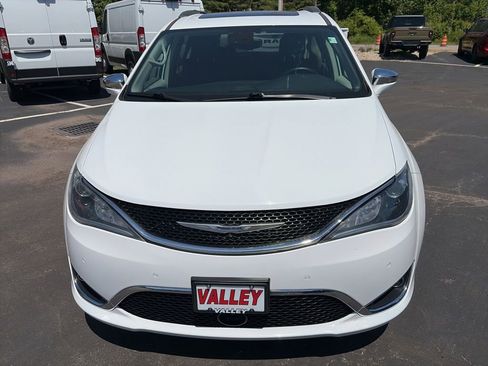 Used 2019 Chrysler Pacifica Limited w/ Tire & Wheel Group FWD image 3