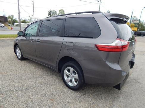 Used 2017 Toyota Sienna LE FWD image 2