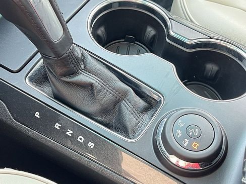 Used 2017 Ford Explorer Platinum image 18