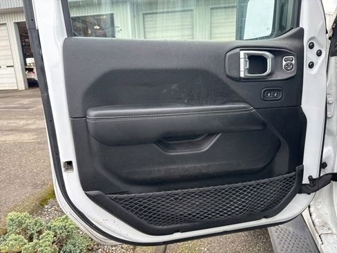 Used 2022 Jeep Wrangler Unlimited Sahara w/ Cold Weather Group image 18