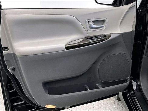Used 2019 Toyota Sienna XLE w/ XLE Navigation Package FWD image 18