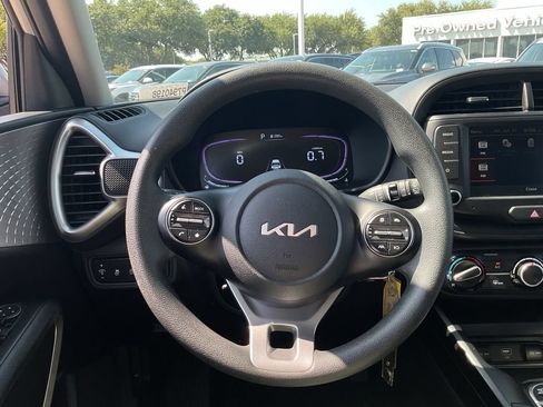 Used 2025 Kia Soul LX w/ LX Technology Package FWD image 30