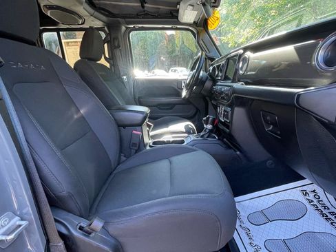 Used 2018 Jeep Wrangler Unlimited Sahara AWD/4WD image 30