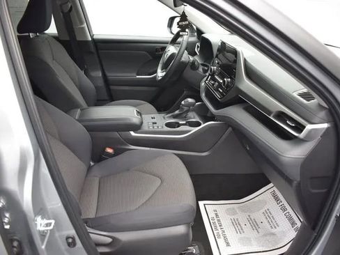 Used 2025 Toyota Highlander LE FWD image 16