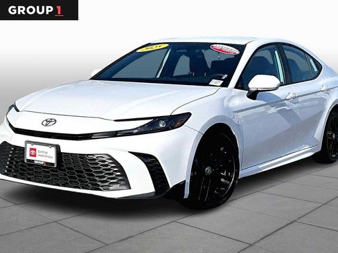 Certified 2025 Toyota Camry SE image 1