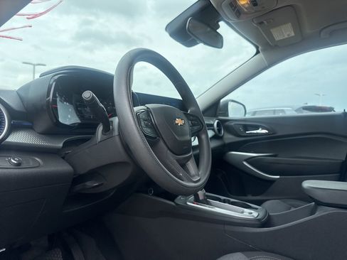 Used 2025 Chevrolet Trax LS image 38