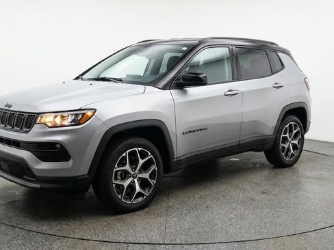 Used 2025 Jeep Compass Limited AWD/4WD image 3