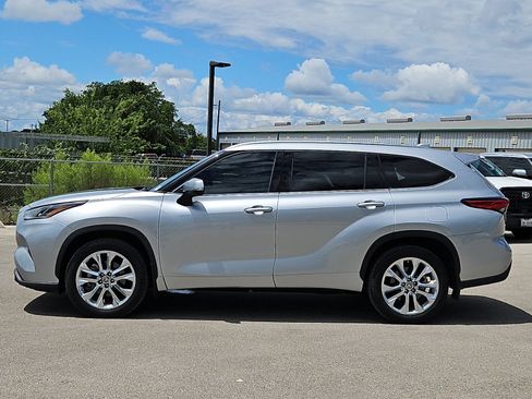 Used 2020 Toyota Highlander Limited FWD image 2