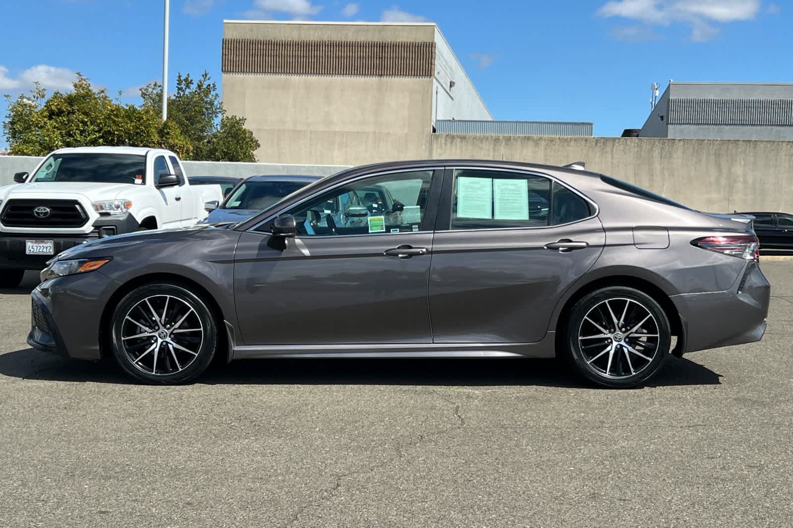 Used 2023 Toyota Camry SE FWD image 9