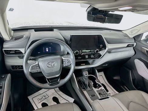 Used 2024 Toyota Highlander Platinum image 29
