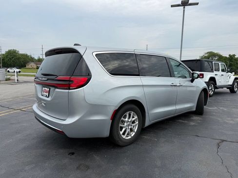 Used 2024 Chrysler Pacifica Touring-L FWD image 8