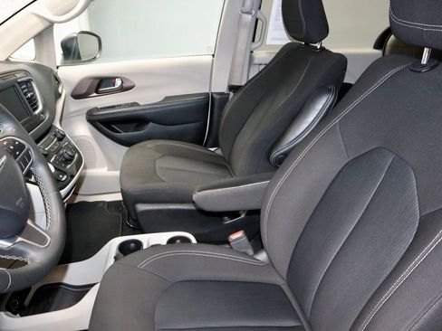 Used 2023 Chrysler Voyager LX image 25