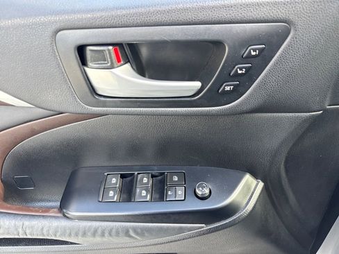 Used 2015 Toyota Highlander Limited image 17