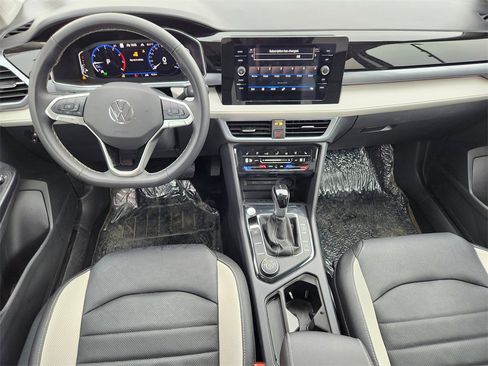 Used 2025 Volkswagen Taos SEL image 2