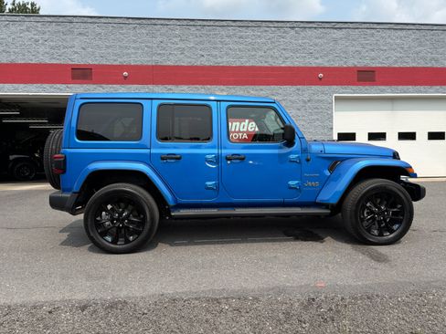 Used 2023 Jeep Wrangler Unlimited Sahara w/ Cold Weather Group AWD/4WD image 2