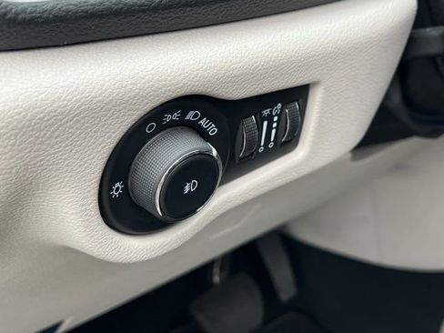 Used 2024 Chrysler Pacifica Select image 13